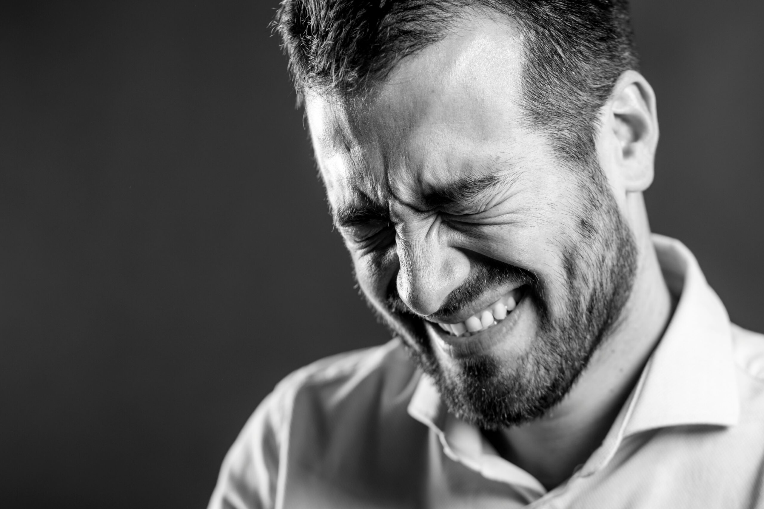 目が痒くて痒みを耐えている男性のイメージ画像