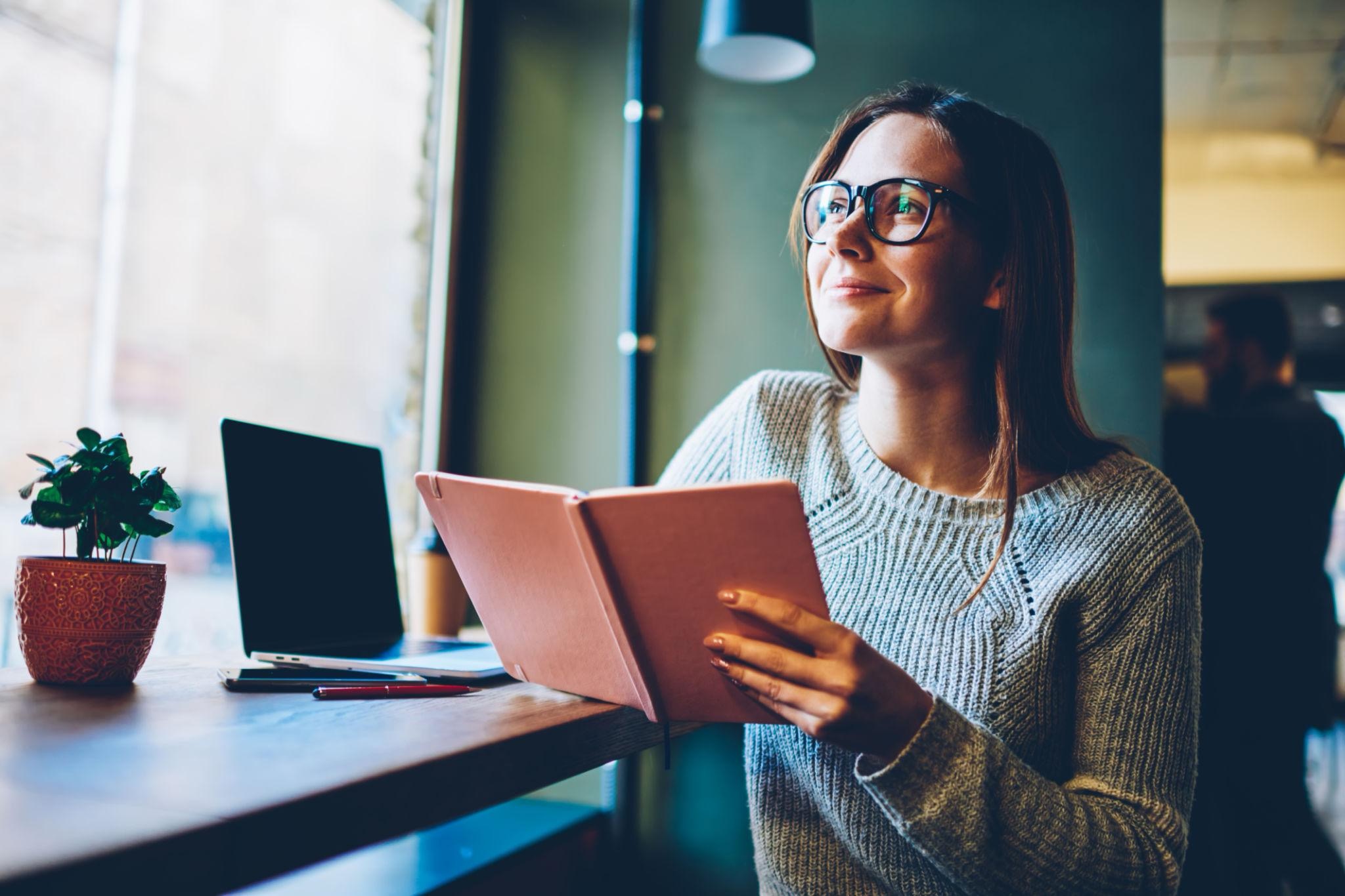 勉強を楽しんでいる女性のイメージ画像