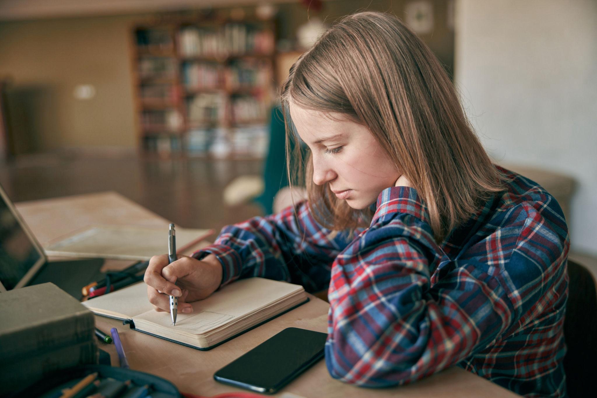 英語学習で行き詰まりノートに学習内容を書きながら考えている学習者のイメージ