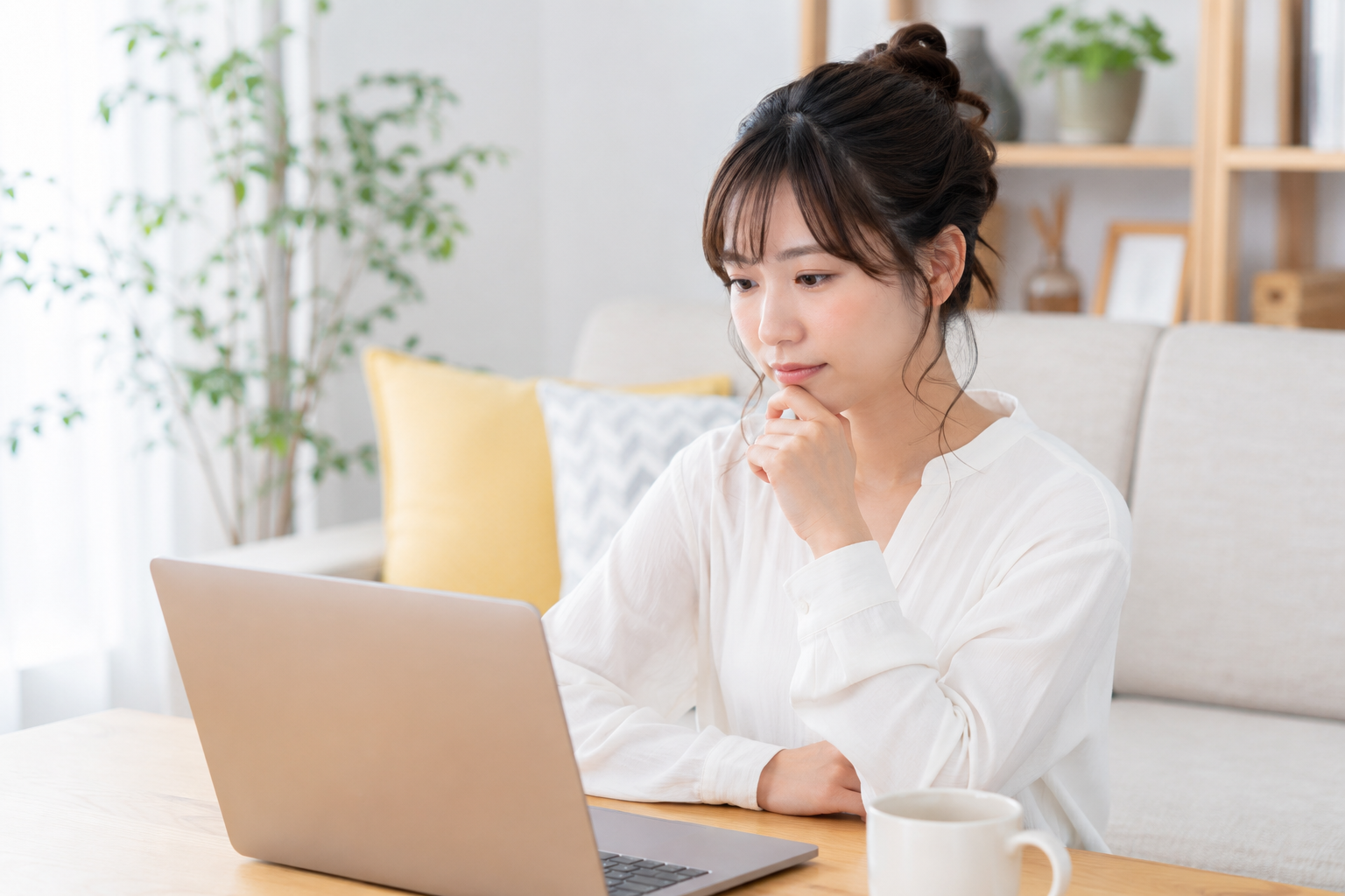 オンライン英会話スクールを各社検討している女性のイメージ画像