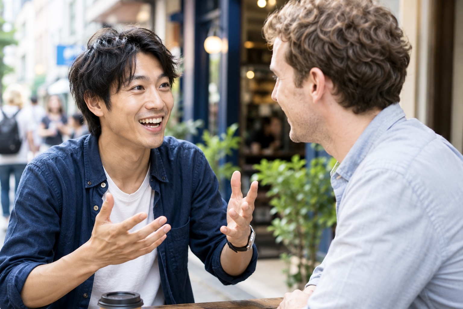 外国人と一生懸命英語で会話をしている男性のイメージ画像
