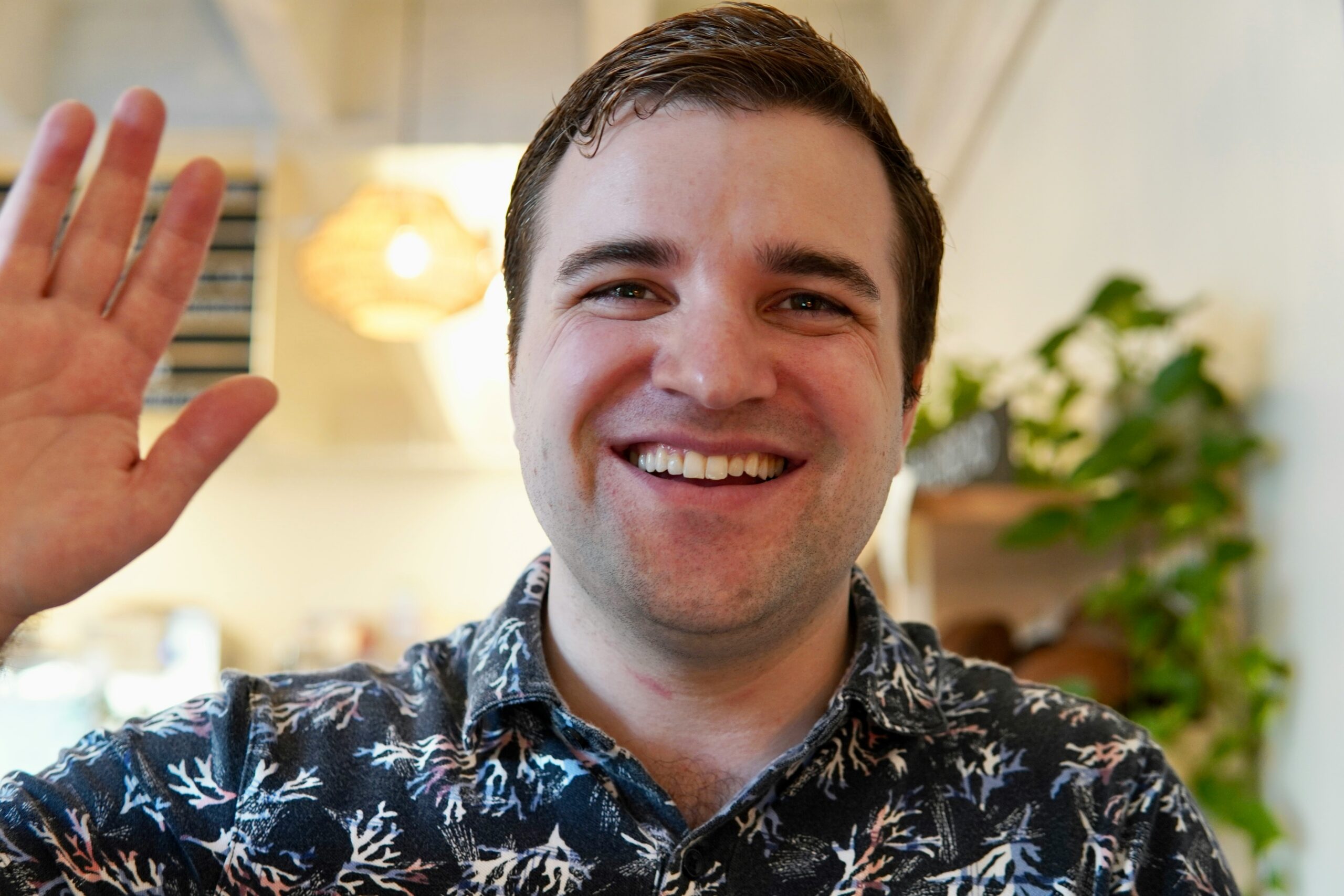 英語で挨拶をしているイメージ画像