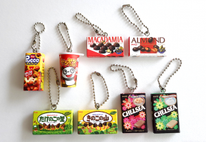 カプセルトイで出てくるお菓子のおもちゃのイメージ画像